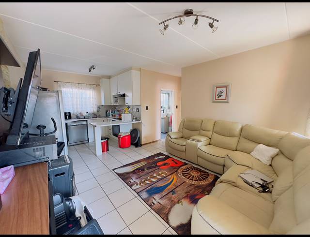 2 BEDROOM TOWNHOUSE FOR SALE IN MONDEOR